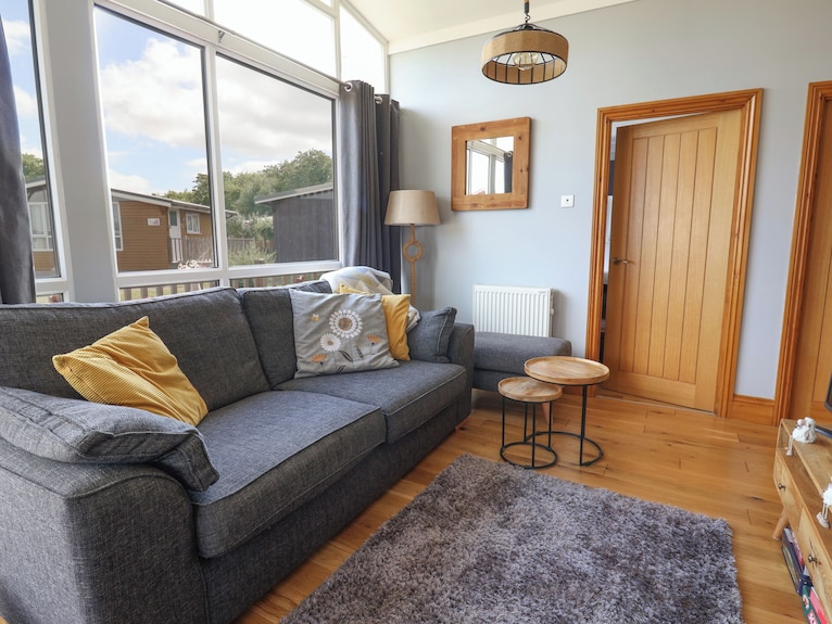 Pebble Beach Chalet, Pet Friendly, With A Garden In Seaton, Devon - Seaton
