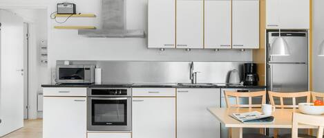 Een koelkast, een kookplaat, een vaatwasser