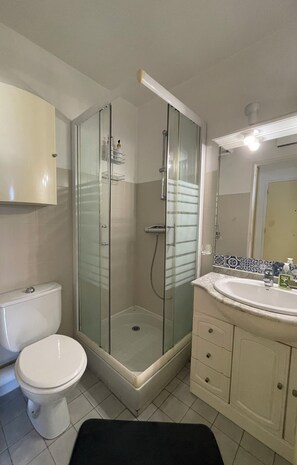 Een douche, een haardroger, handdoeken, zeep