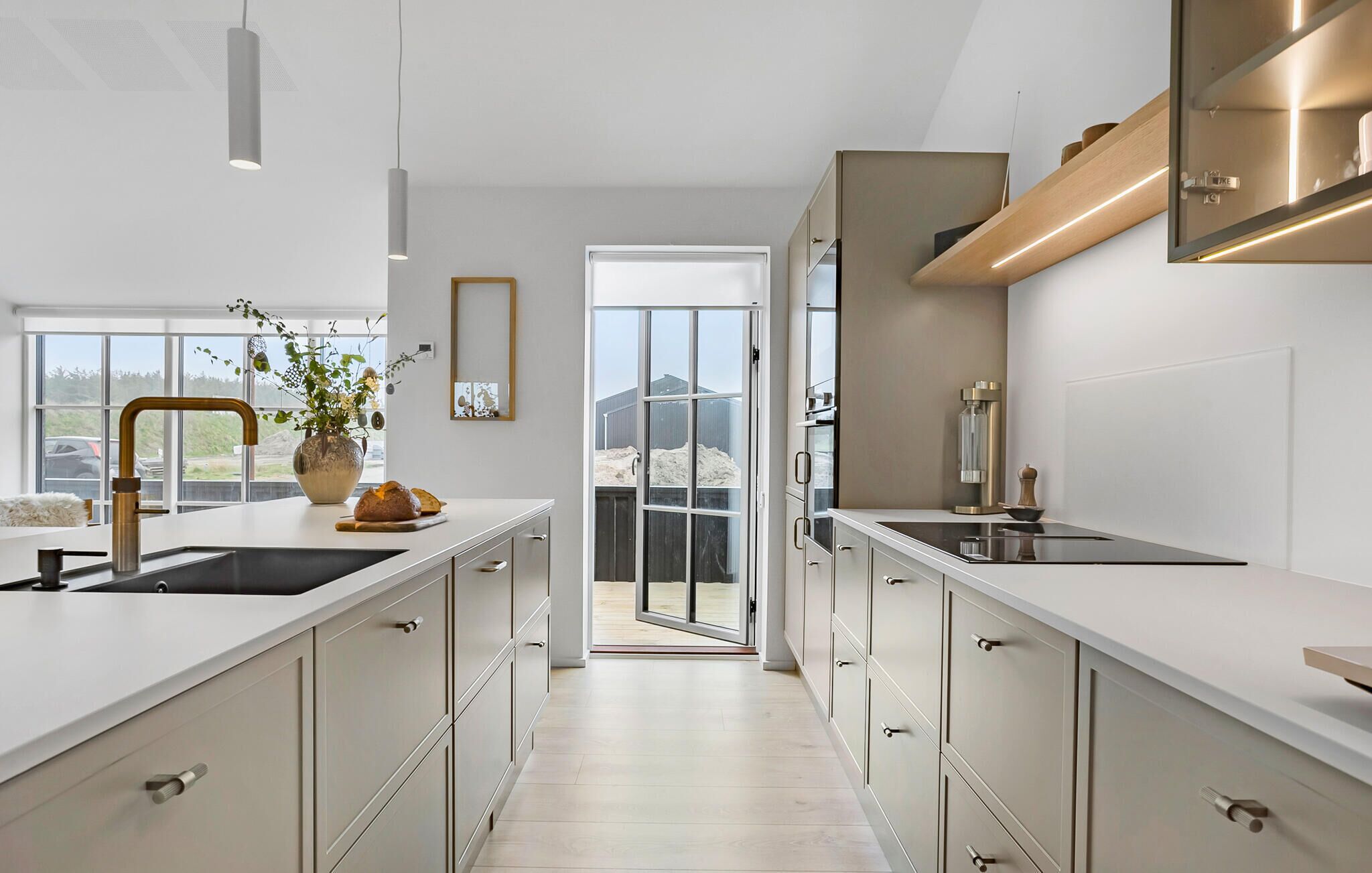 Fridge, dishwasher, coffee/tea maker