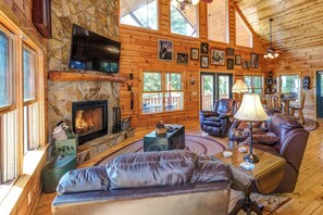 Smart TV, fireplace - Mountain View Log Cabin w Theater & Game room (Murphy)