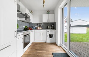 Kylskåp, ugn, spishäll och diskmaskin