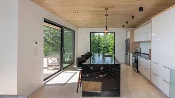 Microondas, horno, parrilla de estufa y lavavajillas