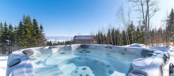 Altéa Charlevoix - luxury villa: spa, pool, billiards, view