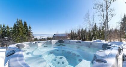 Altéa Charlevoix - luxury villa: spa, pool, billiards, view