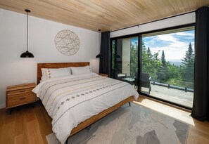 5 bedrooms, desk, iron/ironing board, WiFi