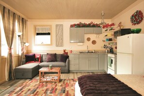 1 bedroom, desk, iron/ironing board, WiFi - The Cottage! (Jacksonville)