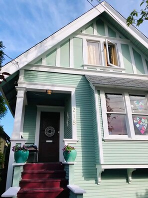 Exterior detail - Charming James Bay Guesthouse by Fisherman's Wharf (Victoria)