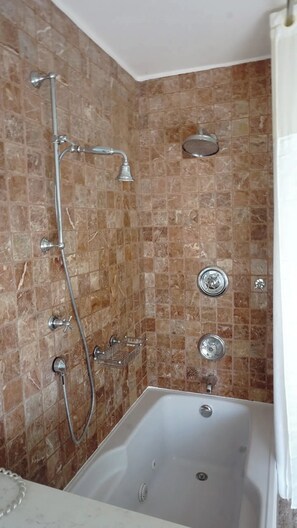 Handtücher, Seife, Shampoo, Toilettenpapier