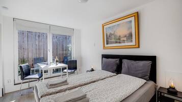 1 slaapkamer, een bureau, een strijkplank/strijkijzer, wifi