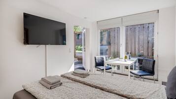 1 slaapkamer, een bureau, een strijkplank/strijkijzer, wifi