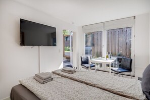 1 dormitori, escriptori, planxa i posts de planxar i wifi