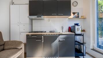 Een koelkast, een koffiezetapparaat/waterkoker