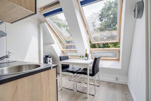 Kühlschrank, Mikrowelle, Herdplatte, Wasserkocher mit Kaffee-/Teezubehör