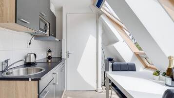 Een koelkast, een magnetron, een kookplaat