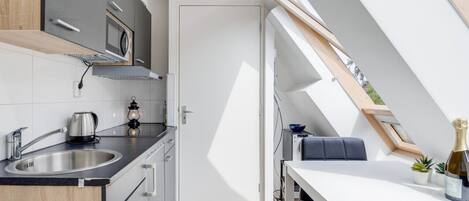 Fridge, microwave, stovetop, coffee/tea maker