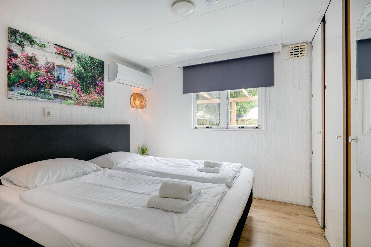 4 bedrooms, desk, iron/ironing board, WiFi