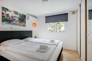 4 bedrooms, desk, iron/ironing board, WiFi