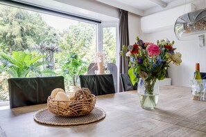 Dining - 78 sqm Luxury Forest Chalet with Wellness (Voorthuizen)