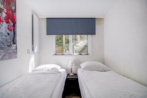 4 bedrooms, desk, iron/ironing board, WiFi