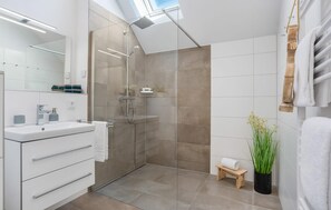 Shower, hair dryer - 1 bedroom awesome apartment in Olpenitz (Olpenitz)