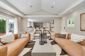 スマートテレビ、暖炉、書庫、書斎 / ワークスペース