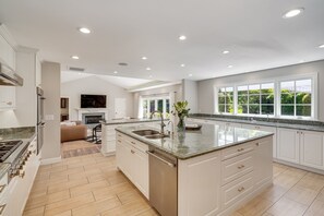 冷蔵庫、電子レンジ、オーブン、コンロ