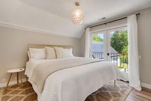 5 soverom, skrivebord, strykejern/-brett og reiseseng for barn