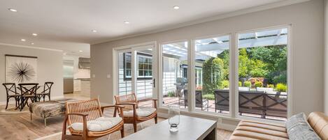 Smart TV, fireplace, books, offices