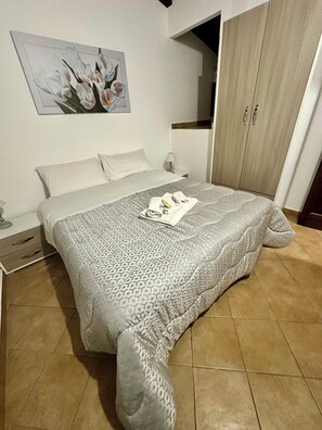 2 habitaciones, tabla de planchar con plancha y ropa de cama 