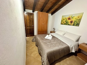 2 bedrooms, iron/ironing board, bed sheets, wheelchair access