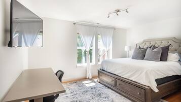 4 bedrooms, iron/ironing board, WiFi, bed sheets