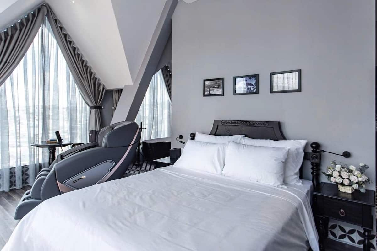 Junior Studio Suite, 1 Queen Bed, Bathtub | Blackout curtains, soundproofing, iron/ironing board, free WiFi