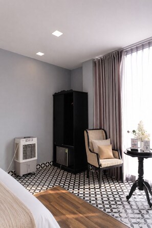 Junior Studio Suite, 1 Queen Bed, City View | Blackout drapes, soundproofing, iron/ironing board (on request)