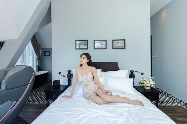 Junior Studio Suite, 1 Queen Bed, Bathtub | Living area | Printers