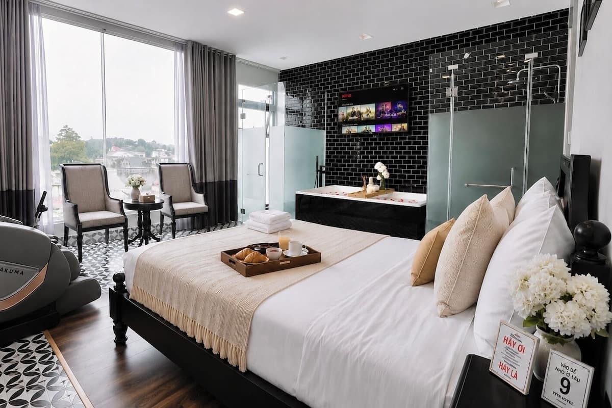 Deluxe Studio Suite, 1 Queen Bed, City View | Blackout drapes, soundproofing, iron/ironing board (on request)
