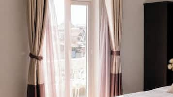 Junior Studio Suite, Terrace, Executive Level | Blackout drapes, soundproofing, iron/ironing board (on request)
