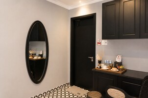 Habitación triple estándar, varias camas | Servicio de comidas en la habitación