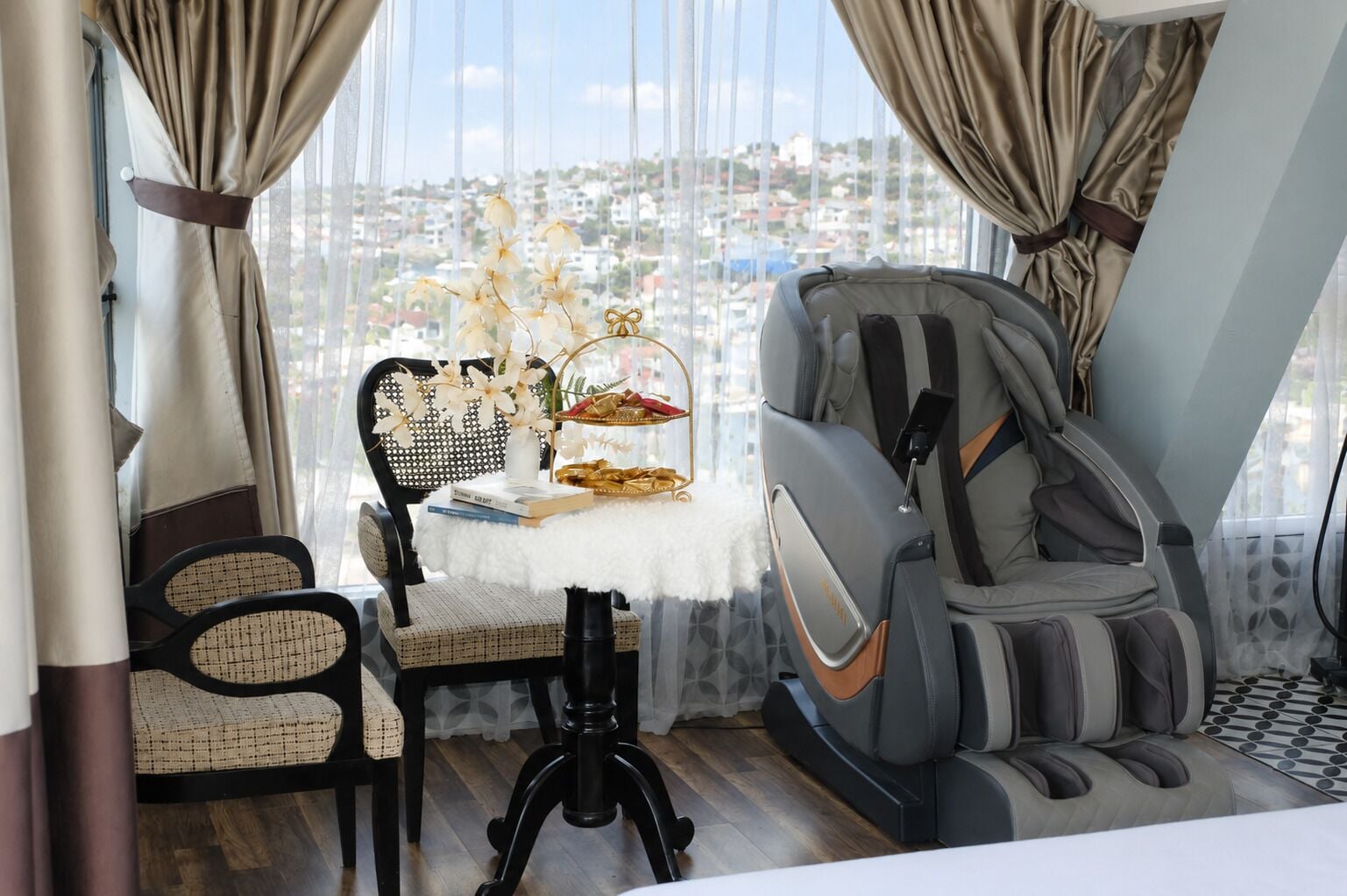 Suite estudio junior, 1 cama Queen size, tina | Área de sala de estar | Impresora 