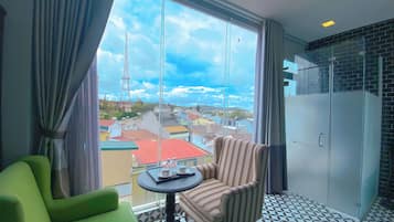Suite monolocale Junior, 1 letto queen, vista città | Tende oscuranti, insonorizzazione, ferro/asse da stiro, Wi-Fi gratuito