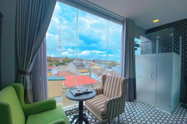 Junior Studio Suite, 1 Queen Bed, City View | Blackout curtains, soundproofing, iron/ironing board, free WiFi