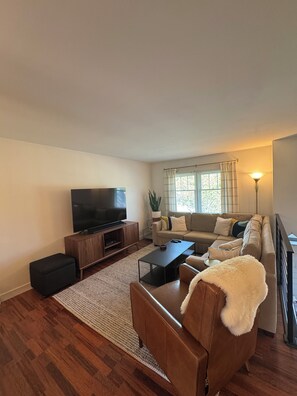 Una Smart TV, una chimenea, una biblioteca de música