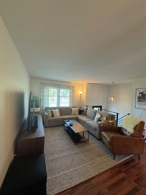 Una Smart TV, una chimenea, una biblioteca de música