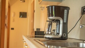 Een moderne keuken met een ingebouwde koffiezetapparaat op het aanrecht.