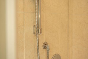 Dusche, Haartrockner, Bidet
