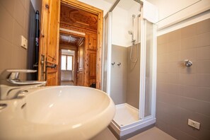 Douche, sèche-cheveux, bidet, serviettes fournies