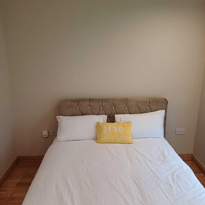 2 habitaciones, tabla de planchar con plancha, wifi y ropa de cama 