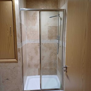 Douche, serviettes fournies, savon, shampoing