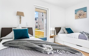 2 quartos, ferros/tábuas de passar roupa, berço de viagem