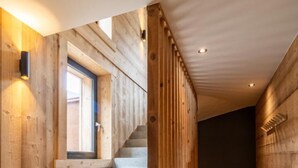 A wooden staircase with a window at the top, leading to a dark room. - MAISON ORIGINE - BEAUFORT (BEAUFORT)